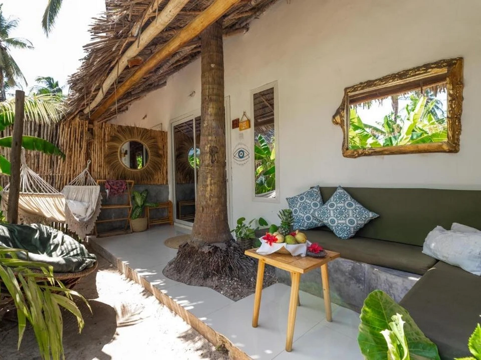 Terrasse tropicale et espace détente au Maisha Matamu Boutique Zanzibar