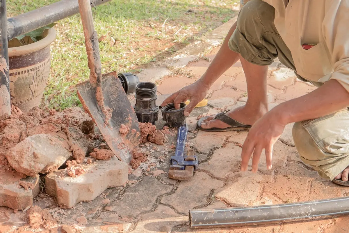 Artisan plombier-maçon travaillant à Zanzibar